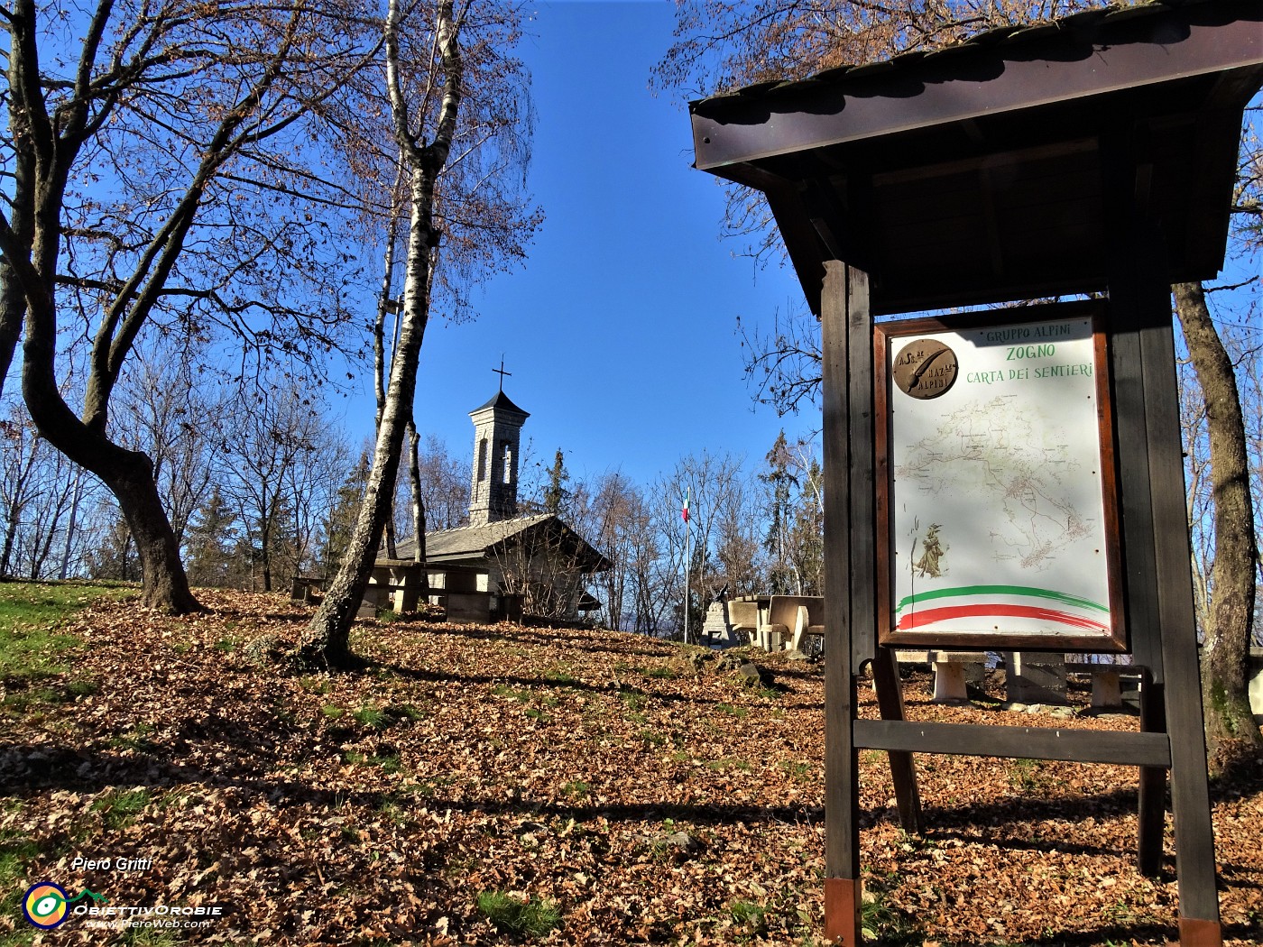 69 Alla Chiesetta Alpina A.N.A.-Zogno del Monte Castello (1089 m).JPG